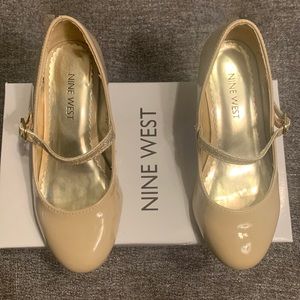 Girls Size 13.5 Nine West tan/gold heeled dress shoes with gold sparkle